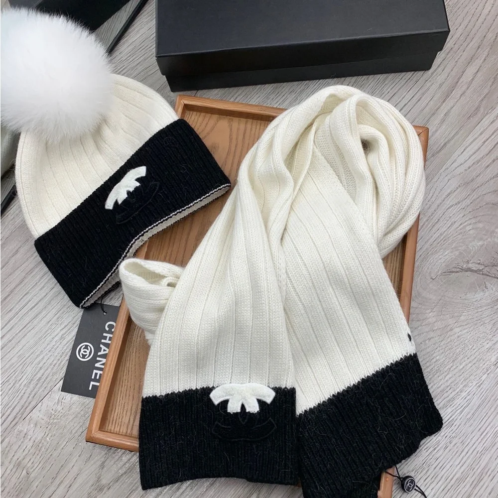 Chic Two-Tone Ribbed Knit Scarf and Beanie Set in Ivory and Black